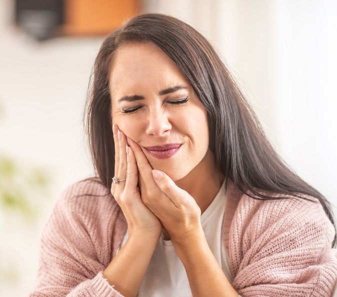 Lady wih toothache holding her right cheek